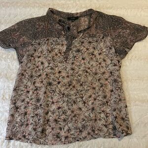 Lightweight floral blouse that goes great with jeans, dress pants or shorts